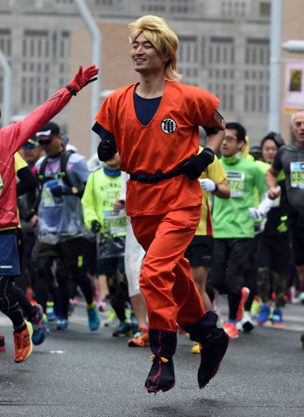 Maratona di Tokyo 2015. I travestimenti divertenti dei partecipanti. Goku (EPA)